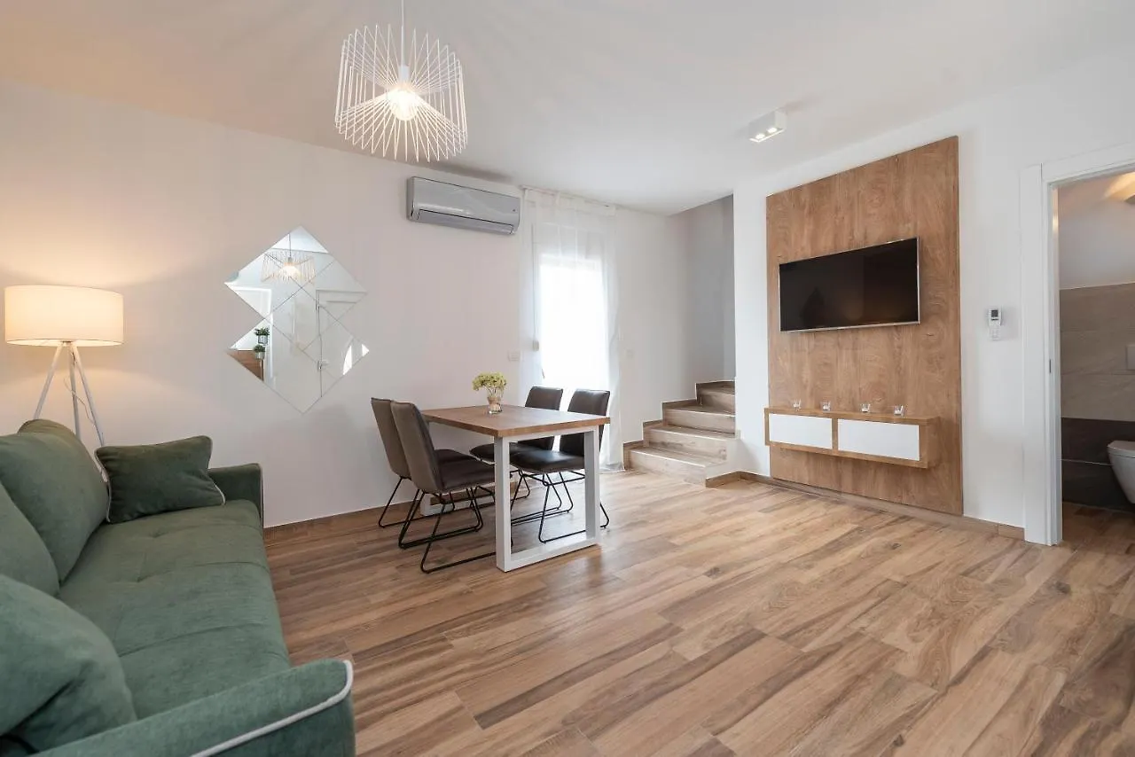 Luxury Apartments - La Vir 1 & 2 펜션